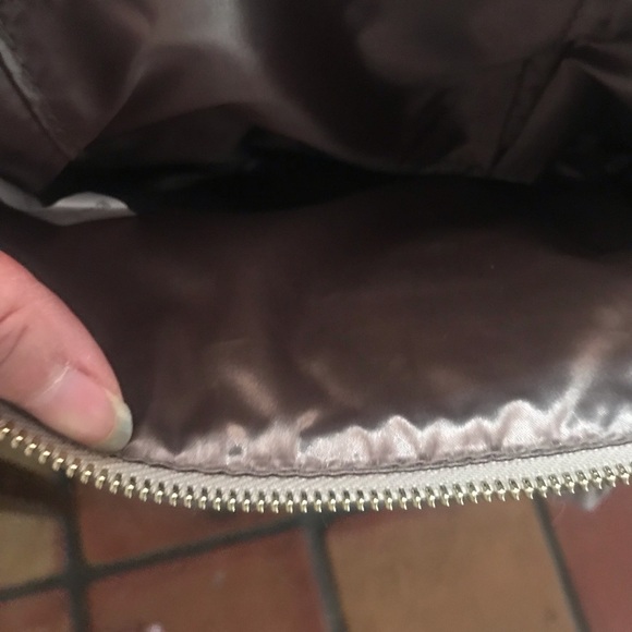 Joy & Iman 100% Leather Crossbody and Detachable Designer Clutch. - Picture 7 of 8